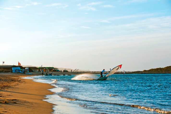 The finest flat water on the lee side of the headland. The surf centre offers the necessary infrastructure.