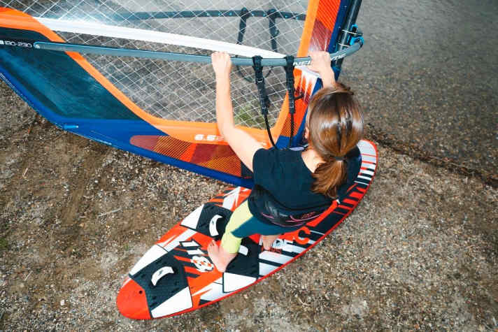 Tight hauling ashore helps to find the sail pressure point. This then lies exactly between the hands