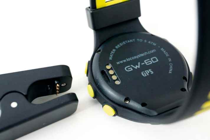 Ein wasserdichtes Gehäuse macht zusätzliche Taschen überflüssig. Geladen wird die Uhr über ein USB-Kabel und Kontakten auf der Unterseite