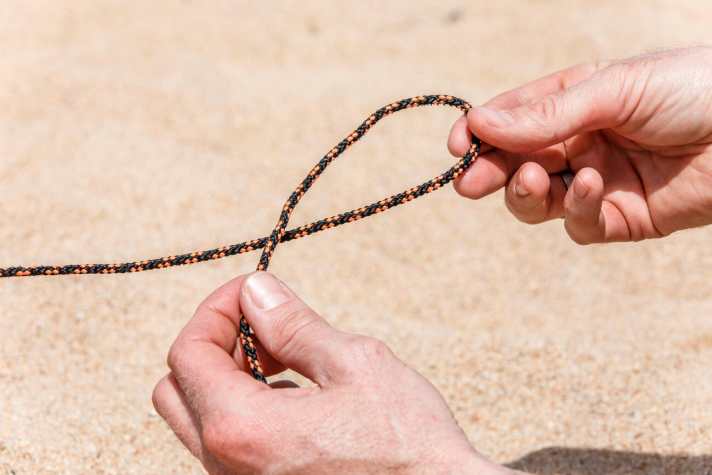 Make a loop with the rope so that the end of the rope is at the top