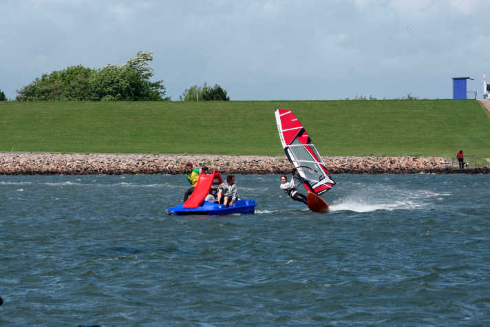 The spot looks a little artificial, but Basti Dörr loves it because of the good wind and smooth water.