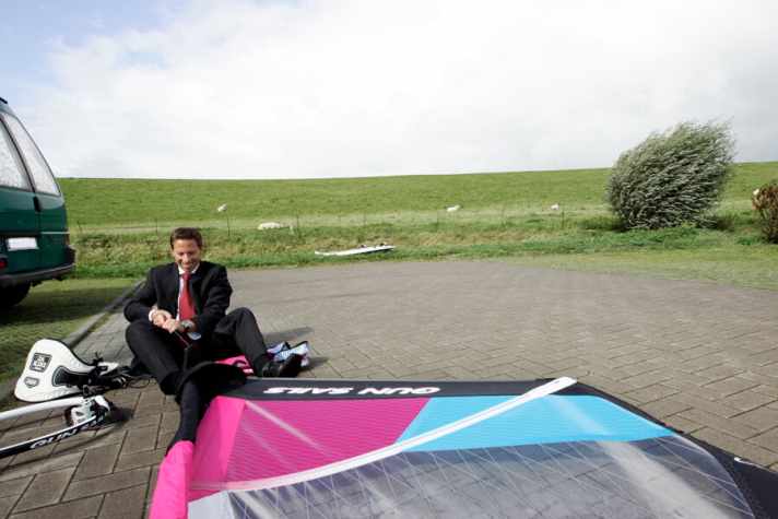 Quickly swap one black suit for another: After a meeting in the office, Jörgen quickly heads for the Elbe.