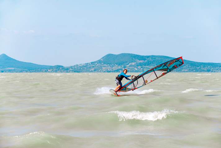 Vergleiche mit dem Neusiedler See bieten sich auch aufgrund der Wasserfarbe an. Chris Pressler darf sich also auch am Spot Fonyodliget wie zu Hause fühlen.