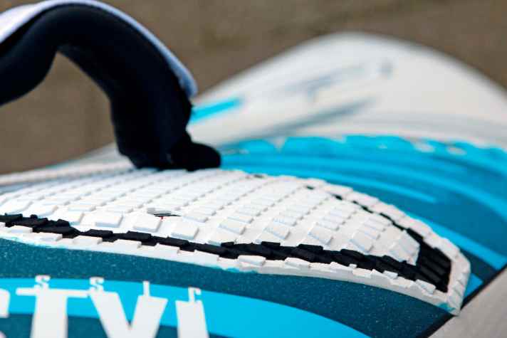 The new pads are still comfortable, but less high in the heel area, so that the ankles are less hyperextended in the 3-loop set-up.