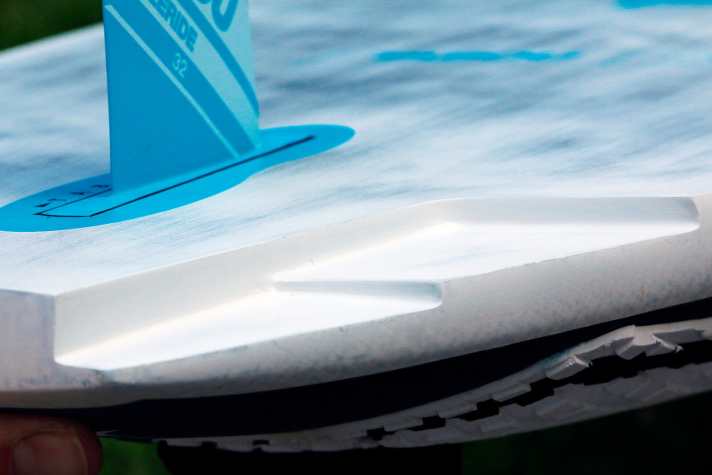 The 32 mm single fin and cut-outs are designed to combine good gliding performance, a free ride feel and manoeuvrability.