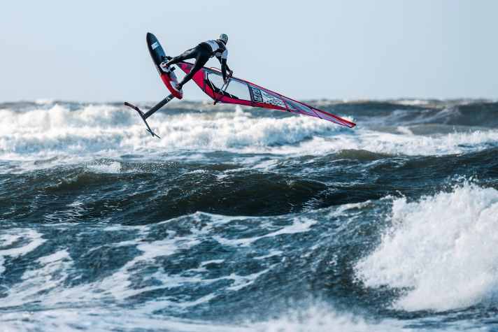 Auf dem Wasser zeigte er noch nie gesehene Foil-Akrobatik und an Land gab er begeistert Interviews, in denen man bei jedem Wort seine Leidenschaft fürs Windsurfen spürte.