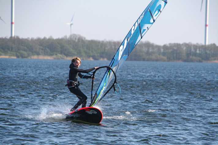 Durch das Training im Optimisten und später in der Bic- Techno-Klasse sind Leo (oben links) und Anton auch taktisch schon gut drauf.