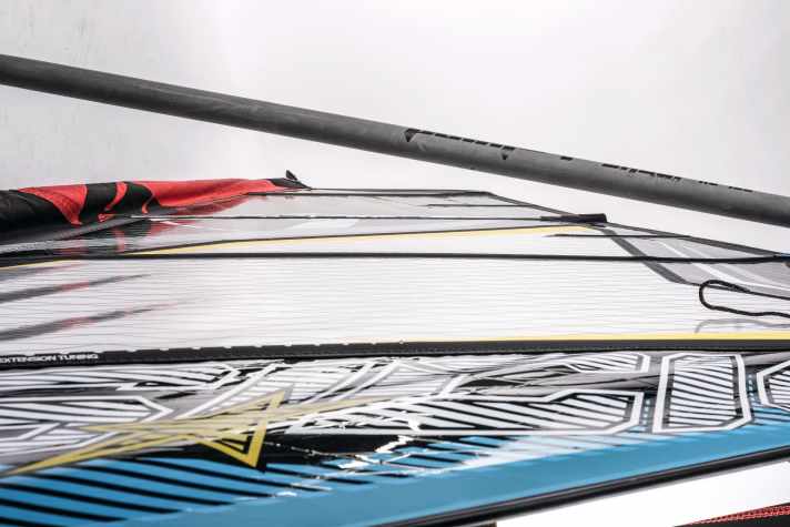 Flat profile: Children's sails flatten out nicely without wind and are therefore very manoeuvrable. As the rigs have little basic tension, even light wind is enough to create a deep belly and thus propulsion