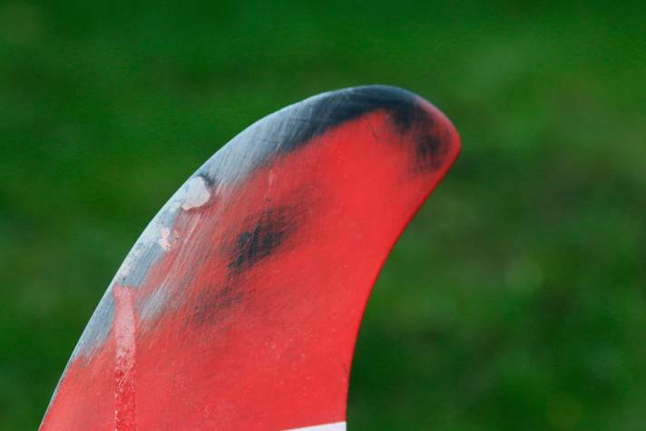 ...and sand away the excess material at the end with sandpaper. That's it! You can also repair fins made of G10 and carbon using this method.