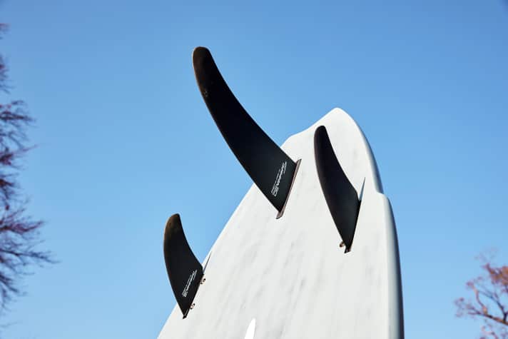 The Thommen Glide and Ride models come with a 3 fin setup (thruster). The centre fin is rather small for boards of this size