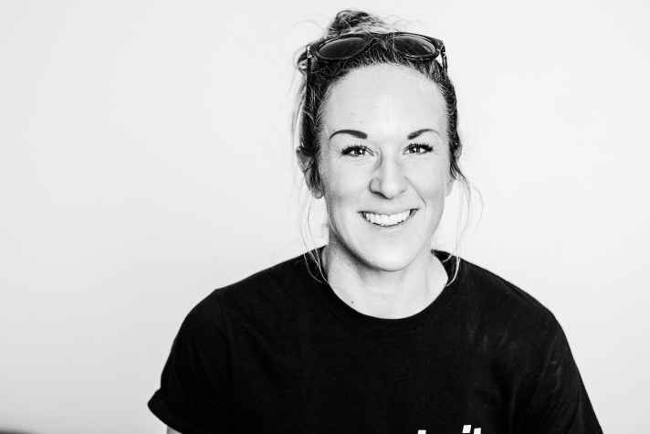 "I had been given an ancient pink life jacket and was used as a buoy by the Diethelm family" (Heidi Ulrich about her first surfing experience on Lake Garda)