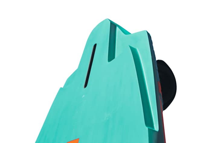 Die großen Cutouts im Heck erinnern an Slalom- oder Freerace-Shapes.