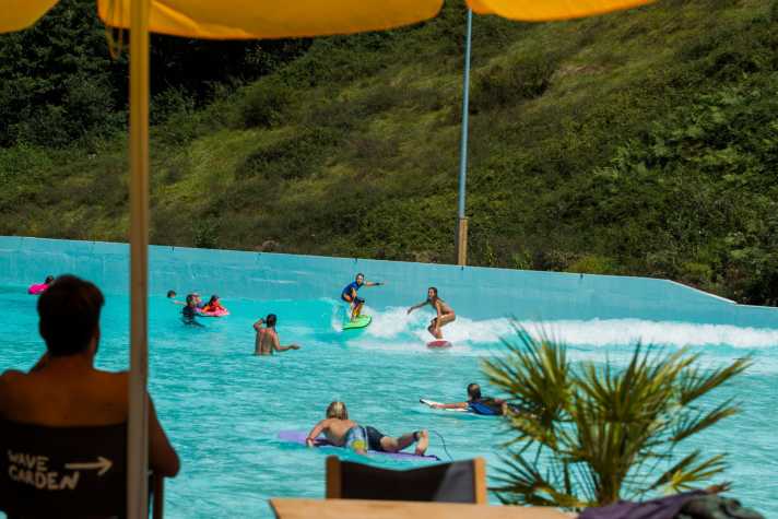 Family Surf - The Wavegarden in Spanien