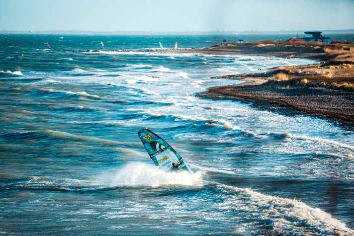 Kiel: Kiel probably offers the greatest variety of spots. Wavesurfers also have a good "excuse" for a few missed hours in almost all wind directions. Heiligenhafen (slightly away from the main spot) is one of the most popular places to go.