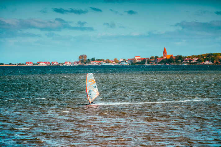 Das Salzhaff ist erste Wahl zum Speeden und zum Freestylen der Studierenden in Wismar – mit eher kleiner Windsurfszene. Immerhin gibt es in der Altstadt einen Shop als Anlaufstelle.