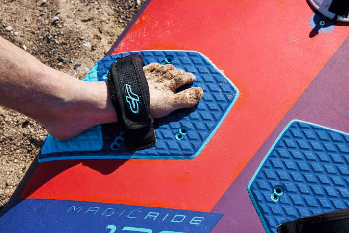 The straps should initially be mounted close to the centre line. If you can glide safely, you can then gradually move further outwards to create a sporty ride and surf faster.