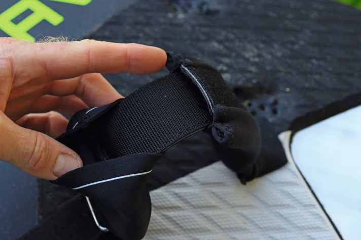 Unter dem Neopren sitzt das Klett, das sich bei zu viel Zug lösen soll.