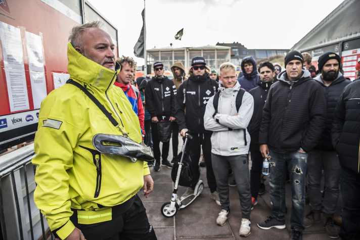 Skippers Meeting vor dem Notice Board