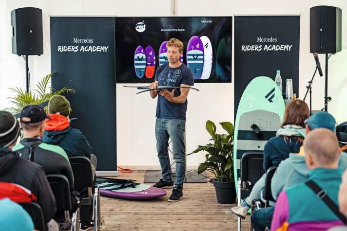 Klaas Voget erklärt das Wingfoil