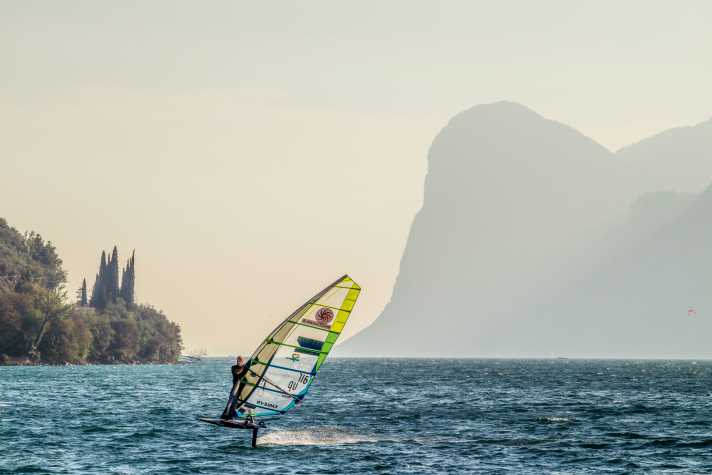 The Ora from the south brings moderate winds and hazy air. 
Since foils have been available, Lake Garda surfers can significantly increase their gliding days and enjoy the unique scenery.