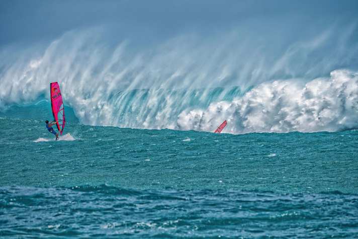 Denn sie wissen, was sie tun. Mit Robby Naish und 
Jason Polakow treten zwei der erfahrensten Big Wave Surfer den Naturgewalten in La Perouse gegenüber.