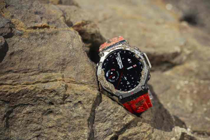 Die Amazfit T-Rex 3 Smartwatch wurde nach Militärstandards konzipiert und trotzt großer Hitze, Kälte, Feuchtigkeit, Stößen – und sogar Salzwasser