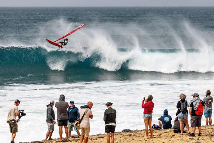 PWA Wave Worldcup Kapverden: Fette Aerials direkt vor den Zuschauern...und den Felsen.