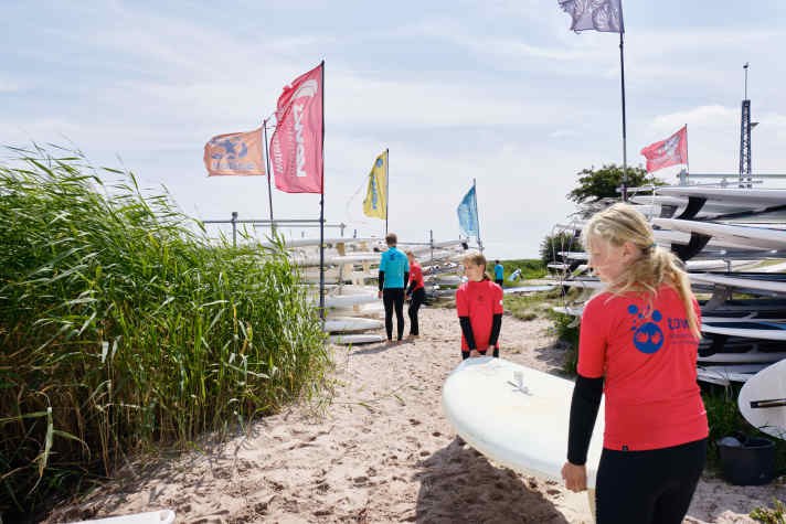 Es geht nicht nur ums Surfen, neue Freundschaften zu knüpfen und das Gemeinschaftsgefühl zu stärken ist mindestens genauso wichtig.