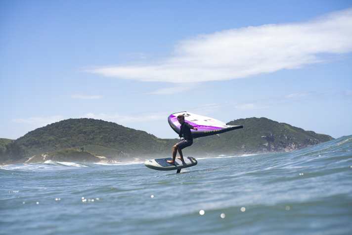 surf/finnspencer-skybridair25-float25-duotone-brazil-by-jeanlouisdeheeckeren-1573-1_992dc8488ee543b87c68fbd3791646b8