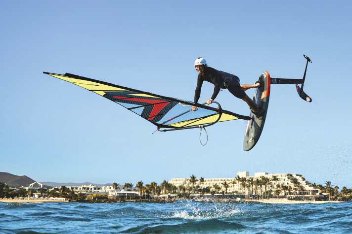 Der 30-Jährige gilt als Foilstyle-Pionier im Windsurfen. Immer wieder schafft er es, die Grenzen des Möglichen zu verschieben.
