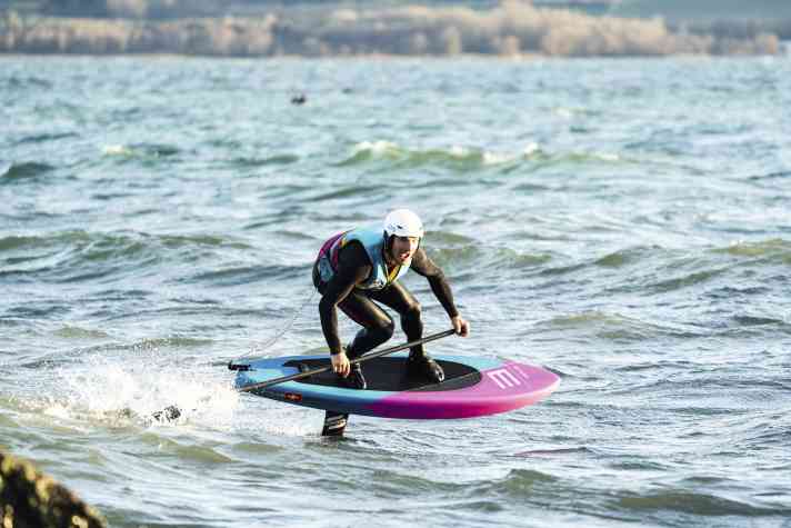 Surfing wind waves on the lakes is Balz Müller's great new passion. Here with his new signature downwind board "The Waltz".