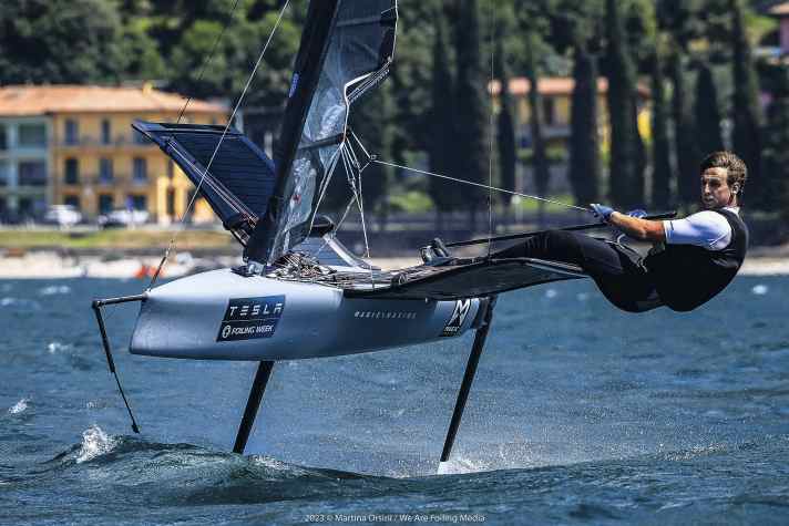 The "Motte" is most closely related to the windsurfer in terms of the foil arrangement: but with an automatic system on the main foil and an adjustable foil on the rudder.