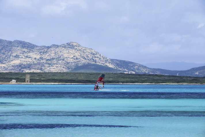 Die Wasserfarben rund um Stintino können locker mit jenen der Karibik mithalten. In der Vor- und Nachsaison surft man hier oft alleine.