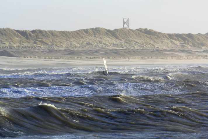 The spot on the south breakwater of Hvide Sande only comes to life for windsurfers when there is a strong north to north-westerly wind. Then the breakwater organises the waves and clears up the North Sea chaos.