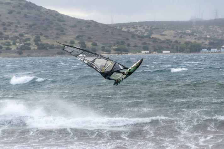 Die Bucht von Thorikos kann nicht mit ihrer Schönheit überzeugen, dafür sind die Windsurfbedingungen umso besser.