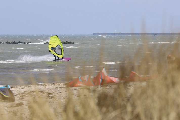 Grüner Brink ist auch zum Windsurfen ein Spaß. Nur Berührungsängste mit Kites sollte man hier nicht haben.