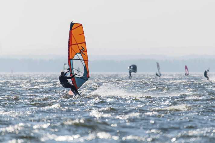 Im Gegensatz zum Dümmer darf man am Steinhuder Meer auch kiten – eigene Zonen trennen die Kiter aber weitgehend von den Windsurfern.