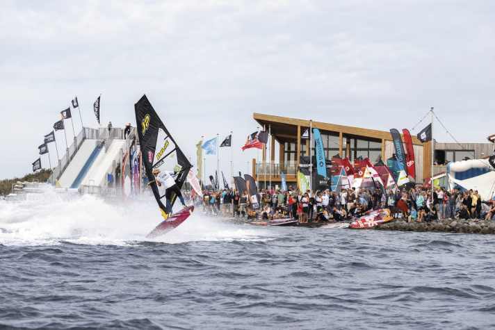 Die Dam-X-Events mit Freestyle-Show, Testmaterial, Fun-Races und Party gehören zu den jährlichen Highlights am Surfcentrum.
