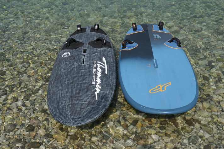 Der JP Super Lightwind (rechts) ist nur moderat länger als die ganz großen Slalomboards. Shaper Peter Thommen geht mit sehr flacher Bodenkurve und 2,65 Meter Länge (links) ans Maximum für besonders einfaches, passives Angleiten.