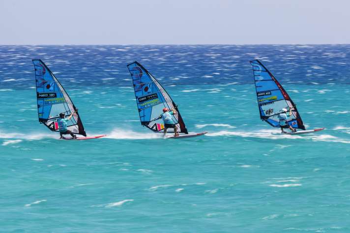 ”Mitzieher”, die den Speed meist gut vermitteln, gelingen mit langen Belichtungszeiten und unruhigem Hintergrund.