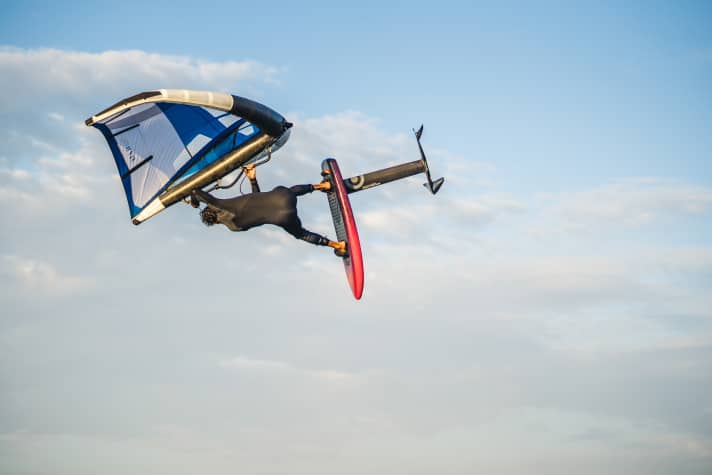 Typical foil position: The mast sits under the rear strap, the front wing between the straps