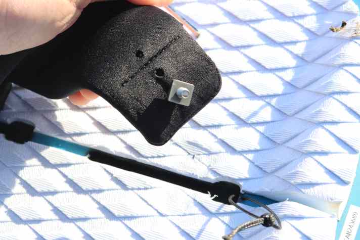 Die Schlaufen werden mit Track Nuts in Schienen montiert