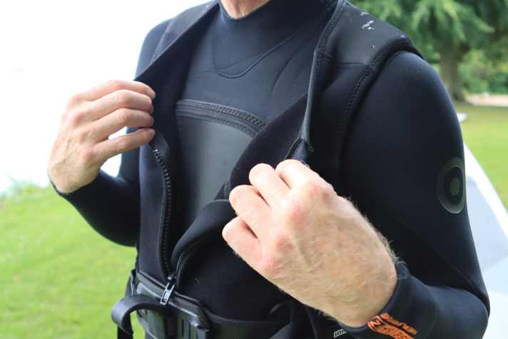 The flexible plates in the hull area protect against the sharp foil