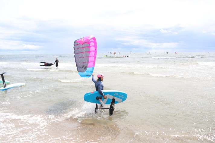 Auch Parawings und Downwind-Boards sind auf Fehmarn verfügbar