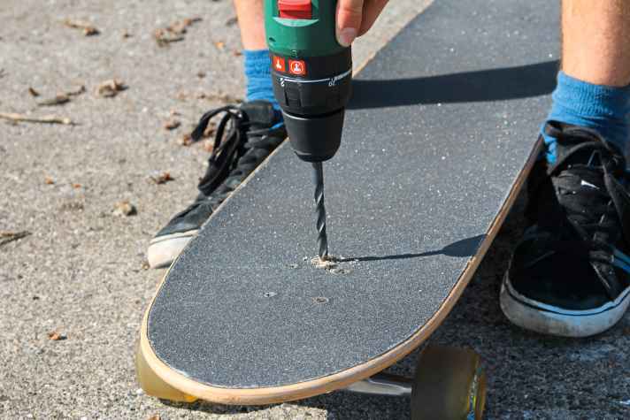 Ein 8mm-Loch vor oder hinter der Vorderachse, dann kann auf jedes Longboard ein Mastfuß montiert werden.