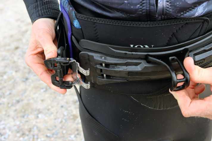 Die breite und feste Platte des Spectre Bar soll für eine perfekte Kraftübertragung beim Slalom-Racen sorgen. Der Verschluss machte im Test einen mehr als soliden Eindruck.