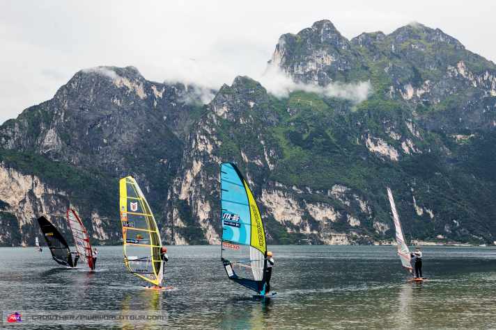The north wind comes offshore at the event site - we could see some exciting finishes at Ora this weekend where the riders are currently bobbing around in the wind cover.