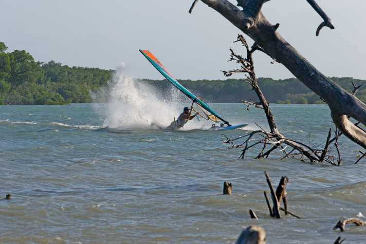 Dennis Müller, 30 Jahre, von Norderney, professioneller Windsurfer, hier schon im Flussbereich, in Macapar, Brasilien