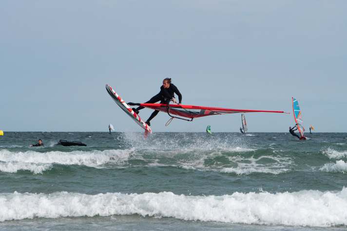 Felix Volkhardt gewinnt das Freestyle Battle auf Fehmarn. Hier zeigt er einen schönen Shaka direkt vor den Judges.