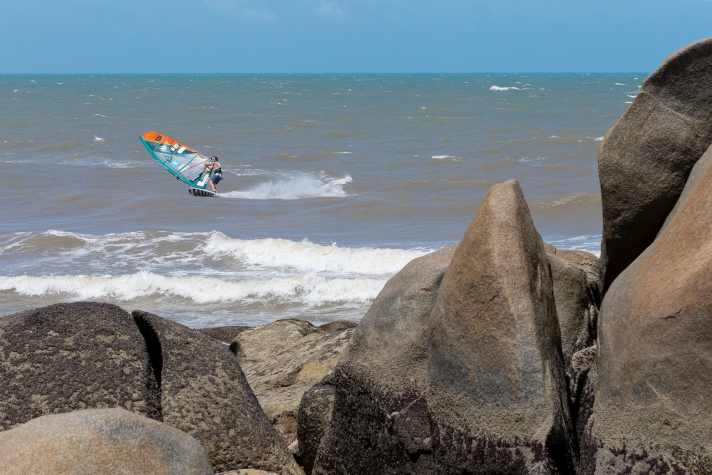 Dennis Müller, 30 Jahre, von Norderney, professioneller Windsurfer, in Pedro do Sal